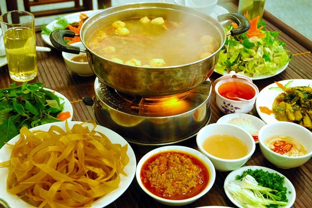 Những người không nên ăn lẩu - 3
Người bị gút, tiểu đường, cao huyết áp: Nấm, thịt đỏ, hải sản, nội tạng… là những thực phẩm được lựa chọn cho nồi lẩu. Chúng giàu dinh dưỡng nhưng lại là nguồn dồi dào chất purine. Với các bệnh nhân tiểu đường, cao huyết áp, dị ứng với hải sản thì nên tránh ăn món lẩu hải sản này.