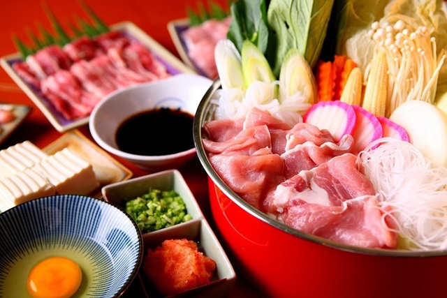 Những người không nên ăn lẩu - 8
Thực phẩm phải được nấu chín: Ăn lẩu thường hay ăn các loại thịt sống, cá sống, rau sống. Trong quá trình ăn uống dễ bị vi sinh vật gây bệnh và nhiễm trứng ký sinh trùng. Do đó, để ăn các món lẩu cần phải được nấu sôi trong khi ăn để đạt được hiệu quả khử trùng.
