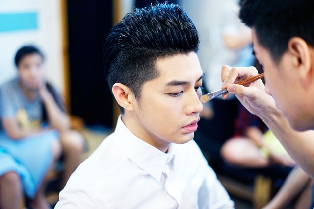Noo Phước Thịnh chỉn chu "từng ly từng tý" trước khi lên sân khấu - 1
Noo Phước Thịnh tất bật cùng ê kíp chuẩn bị cho một buổi trình diễn trên truyền hình