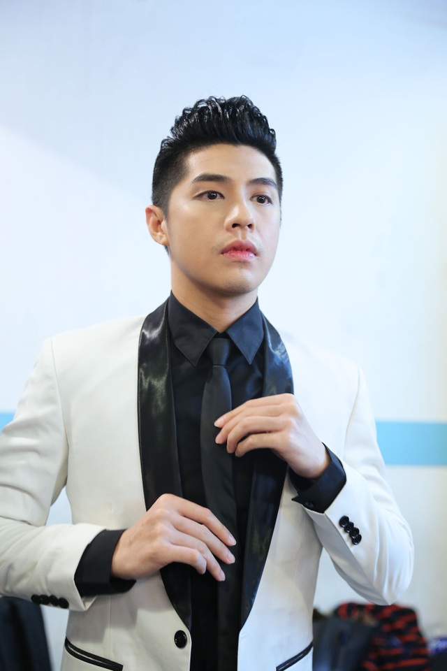 Noo Phước Thịnh chỉn chu "từng ly từng tý" trước khi lên sân khấu - 2
Nam ca sỹ nổi tiếng với bản hit Biệt ly luôn xuất hiện với hình ảnh bảnh bao và hoàn hảo trong mỗi sự kiện