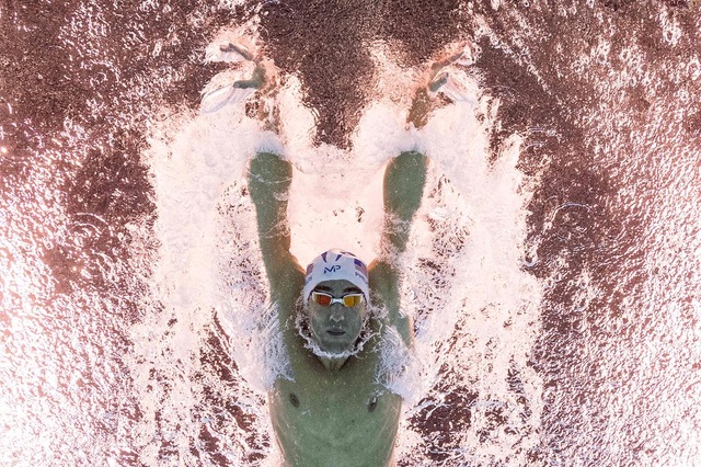 
Vận động viên bơi lội Michael Phelps tranh tài tại Olympic Rio, nơi anh trở thành vận động viên giành nhiều huy chương nhất thời đại, với 28 huy chương. (Ảnh: AFP)
