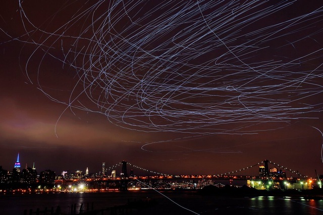
Bầu trời đêm New York được thắp sáng bởi ánh đèn LED được gắn ở chân những con chim bồ câu trong một dự án nghệ thuật của nghệ sĩ Duke Riley. (Ảnh: Reuters)
