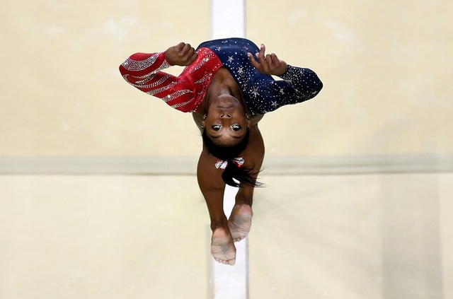 Những hình ảnh ấn tượng của nước Mỹ năm 2016 - 5
Vận động viên Mỹ Simone Biles tranh tài tại Olympic Rio 2016, nơi cô giành 5 huy chương vàng. (Ảnh: Getty)