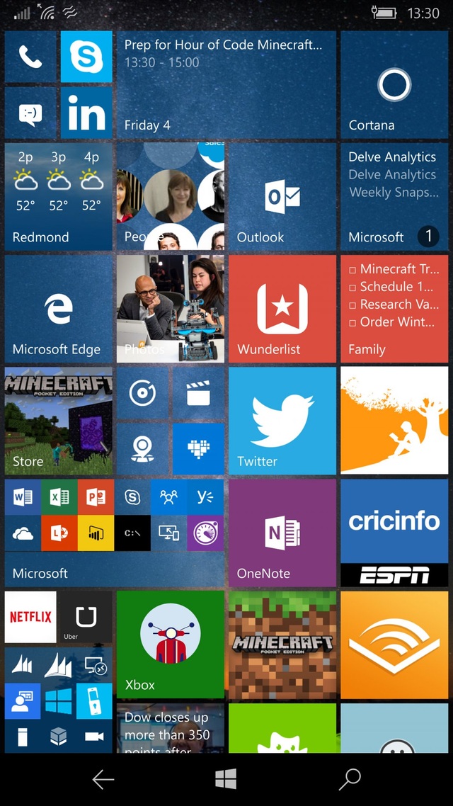 
Satya Nadella, Microsoft CEO, à người rất hâm mộ môn cricket nên không có gì ngạc nhiên khi ông cài đặt ứng dụng Cricinfo của ESPN trên màn hình chính của điện thoại. Tất nhiên các ứng dụng nổi tiếng của điện thoại Windows Phone, như Skype, Cortana, Outlook.. cũng có mặt trên màn hình chính điện thoại của ông.
