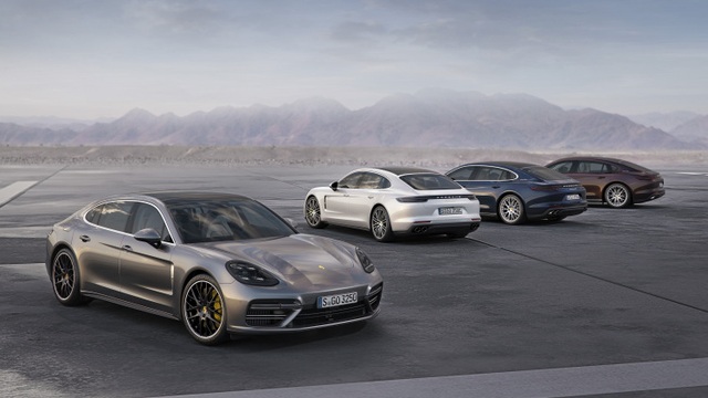 Điểm tin ô tô, xe máy tuần qua - 6
Chưa đầy nửa năm sau khi trình làng Panamera thế hệ mới, Porsche đã hé lộ về các phiên bản trục cơ sở kéo dài của mẫu sedan này, cùng một động cơ V6 tăng áp 2.9L mới cho các bản Panamera và Panamera 4, cho công suất 330 mã lực, hơn 20 mã lực so với động cơ V6 nạp khí tự nhiên của Panamera thế hệ trước.