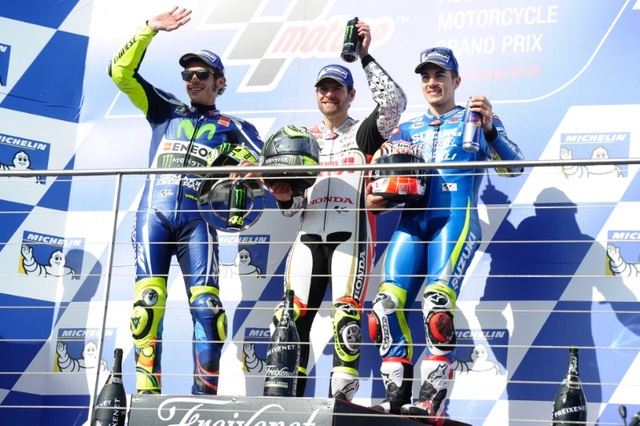 Cal Crutchlow thắng dễ, Marquez phạm sai lầm đáng tiếc - 4 Cal Crutchlow thắng dễ, Marquez phạm sai lầm đáng tiếc - 4
