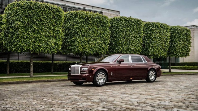 Giải mã đại gia Việt sở hữu Rolls-Royce màu đỏ thứ 3 - 1
Chiếc Rolls-Royce siêu sang hàng thửa màu đỏ Madeira thứ 3 của Việt Nam đang được hoàn thiện nốt tại đại bản doanh của RR tại Goodwood.