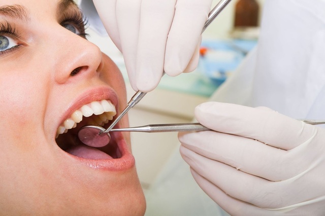 Có nên nhổ răng khôn? - 1 Để hạn chế những rủi ro do khi mọc răng khôn, người bệnh nên đến các cơ sở y tế để được khám và tư vấn hướng điều trị kịp thời. Ảnh minh họa