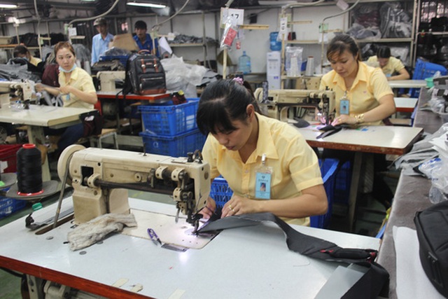 Tăng tuổi hưu: Phải cân nhắc - 1 Công nhân may nên được nghỉ hưu trước tuổi Ảnh: Hồng Đào