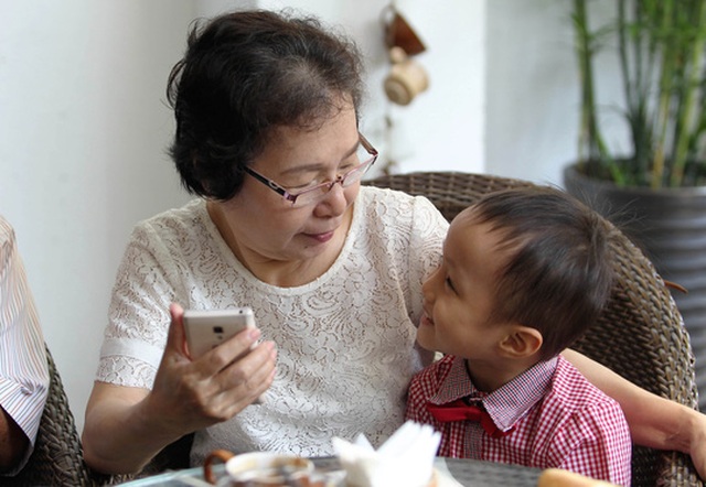Vì sao bé không chịu nói? - 1 Trẻ được người lớn thường xuyên trò chuyện, chơi đùa sẽ phát triển khả năng ngôn ngữẢnh: HOÀNG TRIỀU
