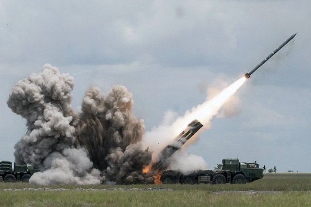 Ukraine khoe tên lửa đạn đạo thế hệ mới Olkha để dọa Nga - 1 Olkha được phóng trên nền tảng hệ thống BM-30 Smerch của Liên Xô