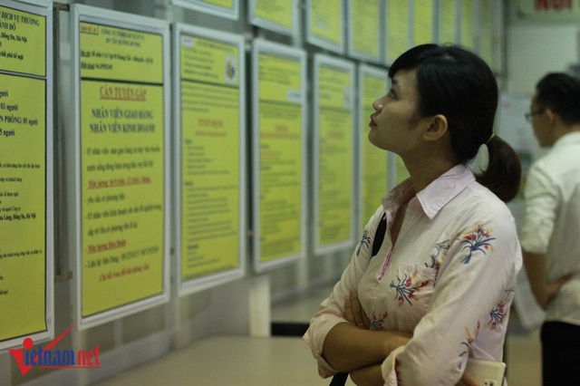 Tăng tuổi hưu: Người trẻ có lo khó tìm việc? - 1 Nhiều sinh viên mới ra trường cho rằng tăng tuổi nghỉ hưu ít ảnh hưởng đến cơ hội tìm việc làm. Ảnh Trần Thường