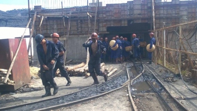 Bục bùn, một công nhân mắc kẹt trong hầm lò - 1
Một vụ bục túi nước tại công ty than Hòn Gai vào tháng 8/2015 (ảnh CTV)