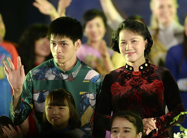 Toàn cảnh phần trình diễn thăng hoa của Festival Áo dài Hà Nội 2016 - 1 Bà Nguyễn Thị Kim Ngân - Chủ tịch Quốc hội chụp ảnh cùng các người mẫu đặc biệt ở cuối chương trình.