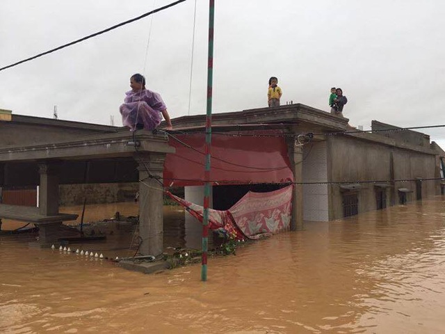 
Người dân xã Quảng Lộc, huyện Quảng Trạch chỉ biết đứng nhìn theo dõi nước cuồn cuộn chảy. (Ảnh: Văn Bình)

