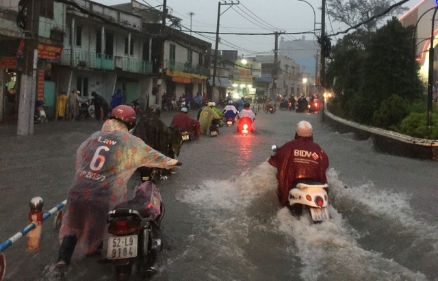 Mưa lớn kết hợp triều cường, nước dâng cuồn cuộn trên đường phố Sài Gòn - 3 Mưa lớn kết hợp triều cường, nước dâng cuồn cuộn trên đường phố Sài Gòn - 3