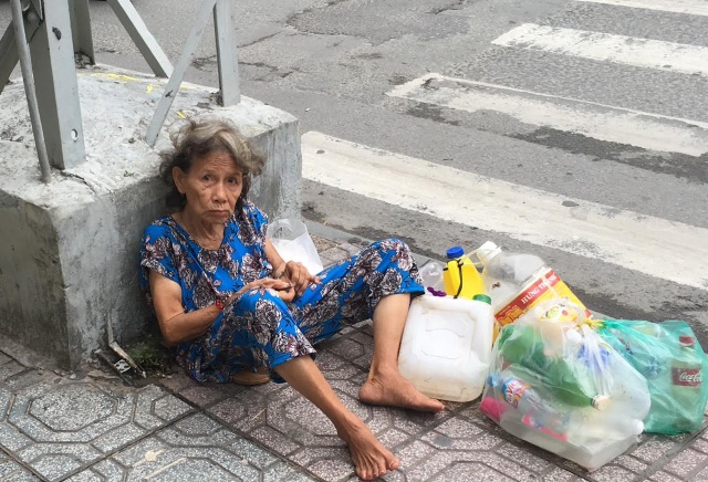 Mỗi ngày bà đều mang phế liệu nhặt được ngồi trên vỉa hè đường Hai Bà Trưng, góc giao với đường Trần Quang Khải, chờ người đến mua.