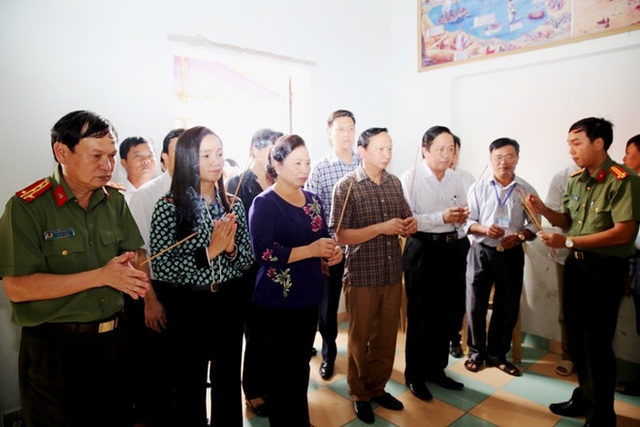 Cảm động với hình ảnh phu nhân Chủ tịch nước đến với bà con vùng lũ - 1 Phu Nhân Chủ tịch nước Trần Đại Quang thăm gia đình cháu bé bị lũ cuốn trôi tại xã Hưng Trung, huyện Hưng Nguyên - ảnh Phi Thanh