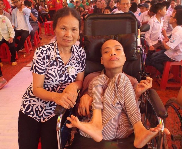 Tấm gương của niềm tin và hy vọng - 1
Đỗ Hà Cừ và mẹ.