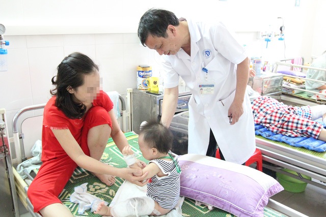 Phải biết điều này khi trong nhà có trẻ nhỏ và ấm điện siêu tốc - 1 BS Nguyễn Thống thăm khám cho một bệnh nhi bị bỏng. Ảnh: LP