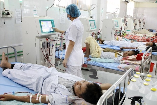 Không tăng giá dịch vụ y tế trong 2 tháng còn lại của năm 2016 - 1 Nhân viên y tế chăm sóc cho bệnh nhân. (Ảnh: TTXVN/Vietnam+)