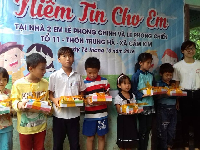 Gặp cô Chủ tịch Hội Khuyến học của những học sinh nghèo - 3 Hai em Lê Phong Chinh và Lê Phong Chiến trong một buổi trao quà