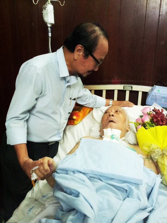 Giáo sư nhạc sĩ Ca Lê Thuần bị đột quỵ - 1
Nhạc sĩ Trần Hữu Bích vào thăm Giáo sư nhạc sĩ Ca Lê Thuần