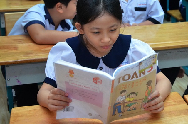 Nóng lòng chờ chương trình, sách mới - 1 Hiện Bộ Giáo dục và Đào tạo đang xây dựng tiêu chí đánh giá sách giáo khoa. (Ảnh: Tấn Thạnh)