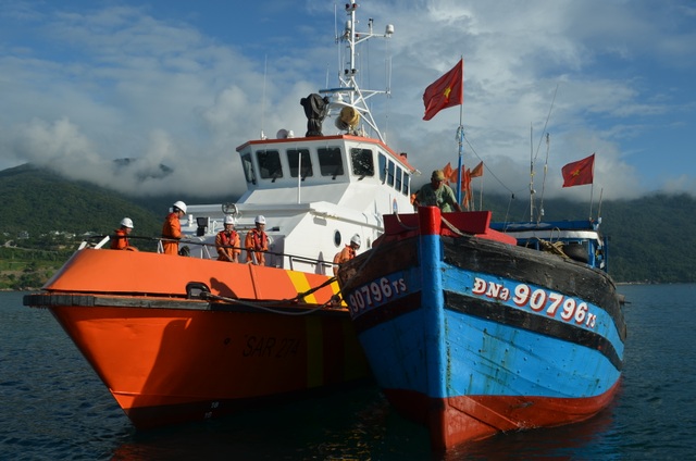 Cứu thành công 18 thuyền viên gặp nạn trên biển - 3 Tàu SAR 274 đã đưa 3 ngư dân và tàu ĐNa 90796 TS về Đà Nẵng an toàn