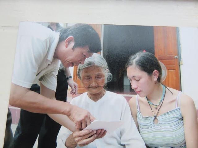
Olia, bà nội đọc thư của ông Dinh.
