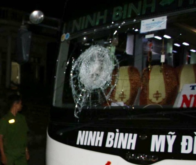 
Một xe khách bị ném đá vỡ rạn kính chắn gió khi đang chạy trên QL1A đoạn qua tỉnh Hà Nam hồi tháng 10/2016. (Ảnh: Đức Văn)
