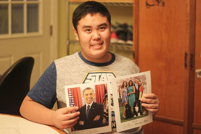 Lá thư của cậu bé gốc Việt lay động Tổng thống Mỹ - 1 Tổng thống Mỹ Obama đã hồi âm và gửi ảnh có chữ ký của ông cho Thomas Trần.
