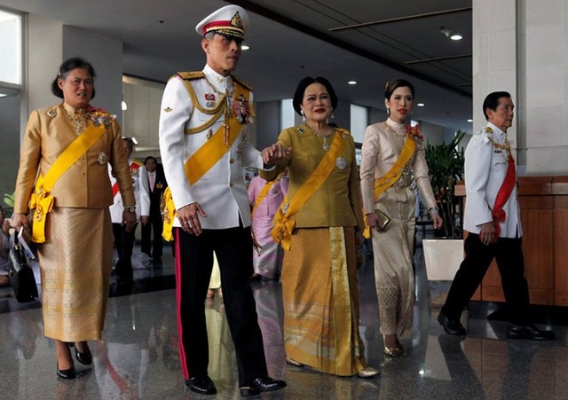 Thái Lan chính thức đề cử Hoàng Thái tử Vajiralongkorn nối ngôi Vua - 1
Thái tử Thái Lan Maha cùng thân mẫu và chị gái (Nguồn: AP)