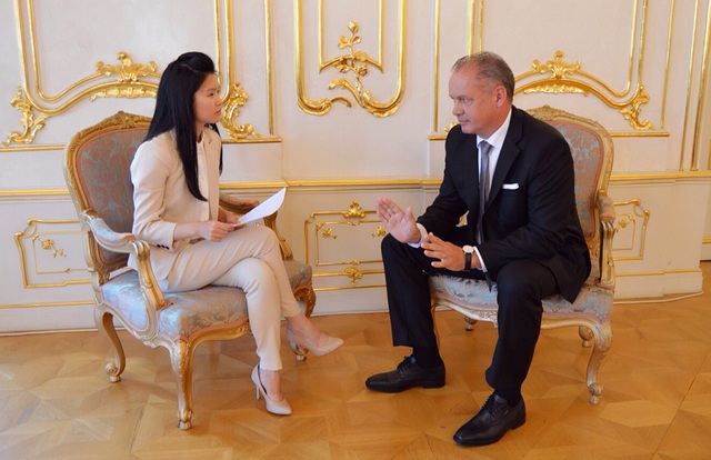 Gặp cô gái Việt làm việc cho tờ báo đắt giá của Mỹ - 1 Lan Anh phỏng vấn Tổng thống Slovakia Andrej Kiska. Ảnh: NVCC