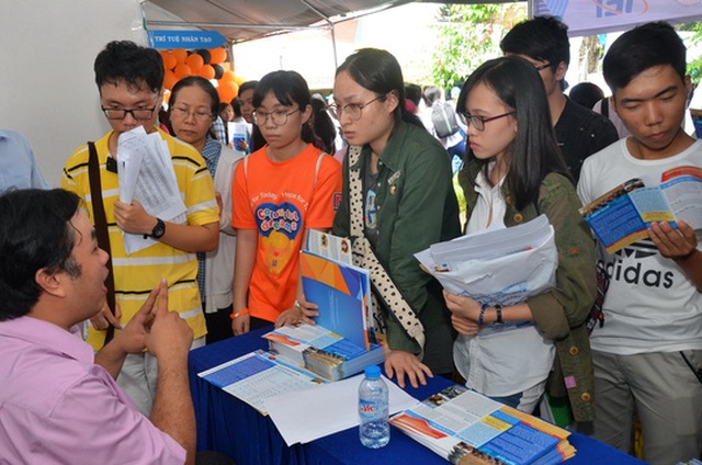 Các trường ĐH điều chỉnh phương án tuyển sinh - 1 Học sinh tìm hiểu thông tin vào Trường ĐH Khoa học Xã hội và Nhân văn - ĐHQG TP HCM. (Ảnh: Tấn Thạnh)