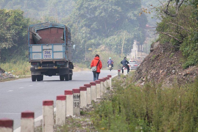 Gái phượt và những hiểm nguy bủa vây trên đường - 1 Con gái đi phượt dễ là đối tượng bị nhòm ngó và lợi dụng (Ảnh: Lam Linh).