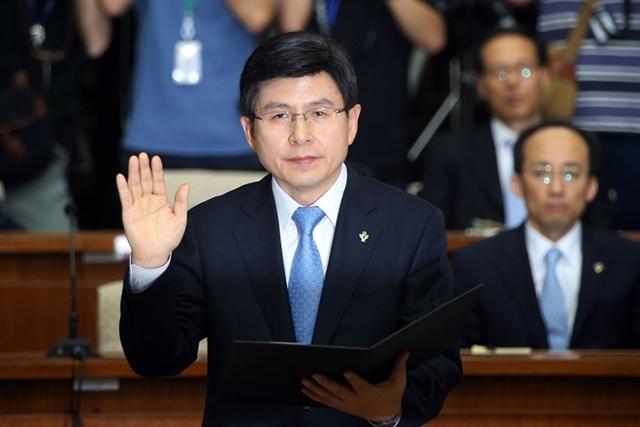 Quyền Tổng thống Hàn Quốc Hwang Kyo-ahn trấn an công chúng - 1 Ông Hwang Kyo-ahn. (Nguồn: The Korea Times)
