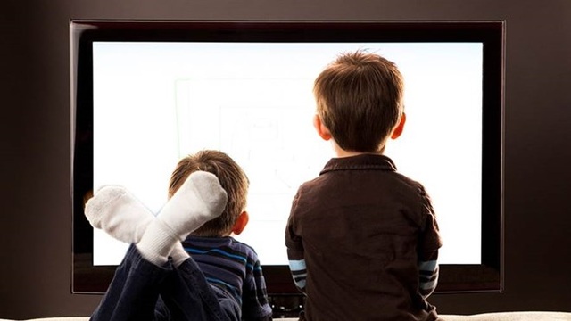 Tại sao người mẹ không nên vừa cho con bú vừa xem TV? - 1
Ảnh minh họa. (Nguồn: today.com)