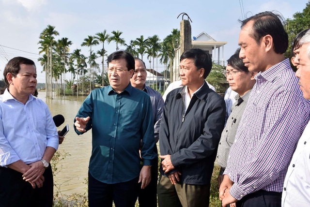 Quảng Nam cảnh báo mưa to, lũ lớn trong vài ngày tới - 3 Phó Thủ tướng Trịnh Đình Dũng cùng lãnh đạo tỉnh Quảng Ngãi thị sát vùng lũ