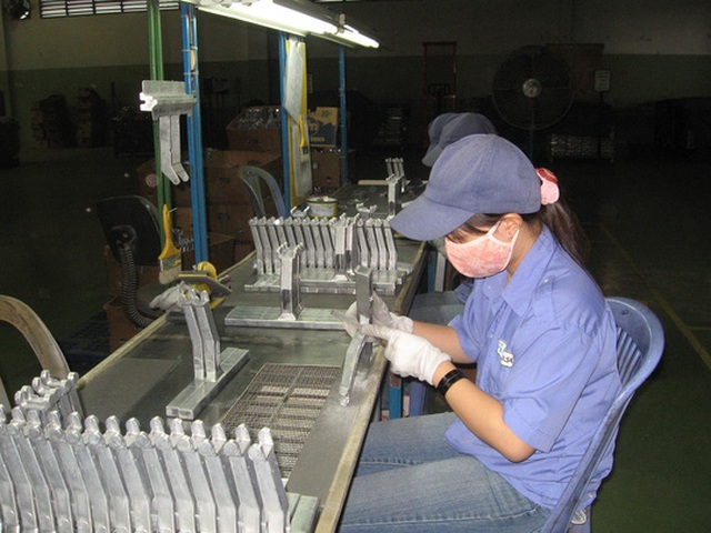 Phải điều chỉnh lương tối thiểu vùng đúng quy định - 1 Công nhân làm việc tại Công ty TNHH Fuji Impulse - KCX Linh Trung 1 được quan tâm chăm lo mọi mặt