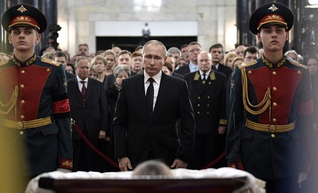 Ông Putin đau buồn tại tang lễ của Đại sứ Nga thiệt mạng ở Thổ Nhĩ Kỳ - 1 Bức ảnh cho thấy ông Putin thể hiện sự đau buồn trong lễ tang của ông Karlov. (Nguồn: Sputnik)
