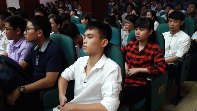 Hiệu trưởng ĐH Y Hà Nội khuyên tân sinh viên: Học tốt, mơ nhiều, yêu say đắm! - 1
Các tân sinh viên trường ĐH Y Hà Nội