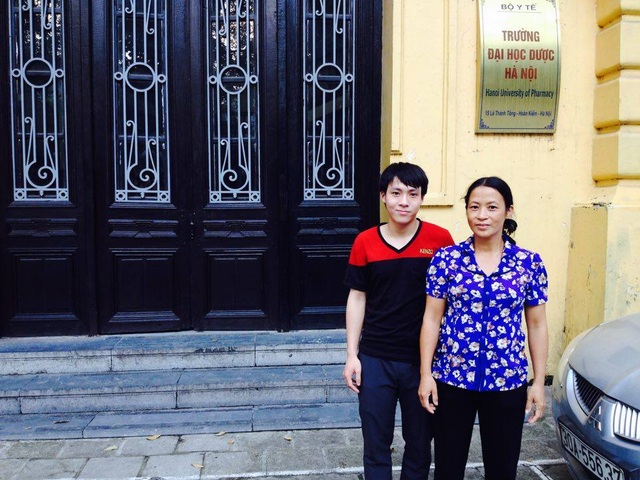 Cảm động chuyện cậu học sinh nghèo Hà Tĩnh và con đường đến ĐH Dược Hà Nội - 1
Trung Anh và mẹ tại buổi nhập học tại trường Đại học Dược Hà Nội.