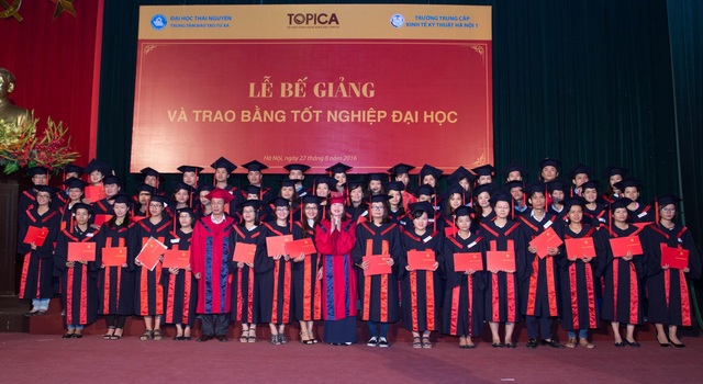 Cơ hội phát triển nghề nghiệp tại các doanh nghiệp hàng đầu với chứng chỉ Topica E-learning - 1
Hơn 300 tân cử nhân Topica E-learning nhận bằng tốt nghiệp ngày 27/8/2016.