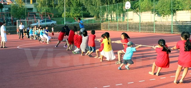 Đêm hội Trăng Rằm đến với mọi trẻ em Việt Nam tại Cộng hòa Séc - 2 Thi kéo co tại Tết Trung Thu ở thành phố Pisek. (Ảnh: Trần Quang Vinh/Vietnam+)