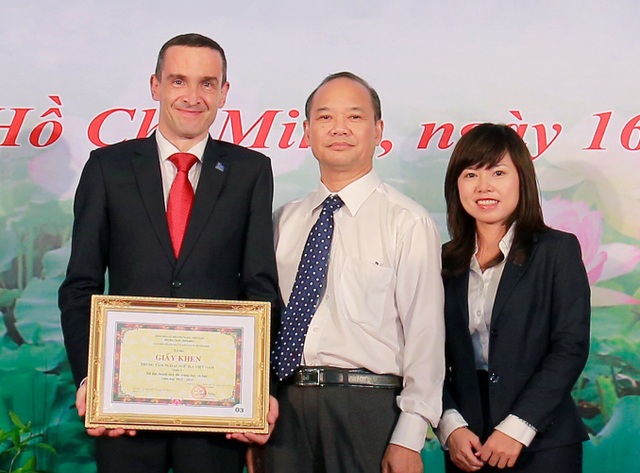 Trung tâm Anh ngữ ILA tiếp tục nhận khen thưởng của Sở GD&ĐT TPHCM - 1
Ông Jonathan Bird - Giám đốc Học vụ, bà Uyên Trần - Giám đốc Hỗ trợ Kinh doanh, đại diện ILA cùng ông Phạm Anh Ba - nguyên Trưởng Phòng Giáo dục thường xuyên.