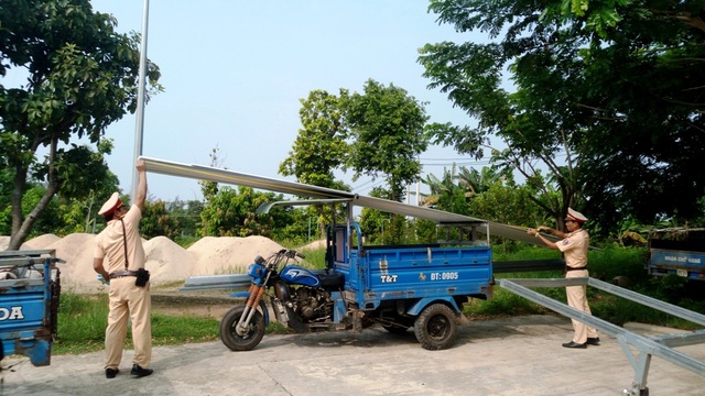 CSGT truy quét “máy chém” nghênh ngang trên phố - 15 CSGT Công an tỉnh Quảng Nam xử lý xe ba gác chở vượt kích thước, quá tải, chở hàng cồng kềnh…