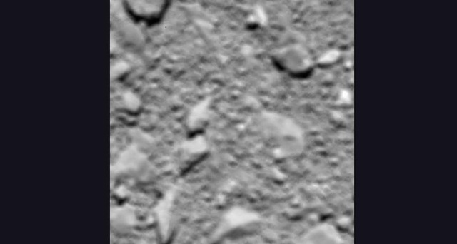 Tàu vũ trụ Rosetta hạ cánh trên sao Chổi - 1
Hình ảnh cuối cùng của tàu vũ trụ Rosetta khi chỉ cách bề mặt sao Chổi 51 mét. Có thể thấy về mặt có nhiều sỏi.