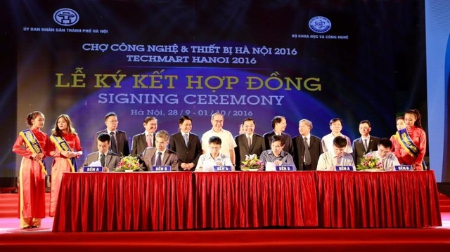 Cơ hội cho bệnh nhân ung thư gặp các nhà khoa học, chuyên gia y tế hàng đầu - 1
chuyển giao nguyên liệu Phức hệ Nano FGC dùng trong dự phòng và hỗ trợ điều trị ung thư giữa Viện Khoa học Vật liệu, Viện Hàn lâm KHCN Việt Nam và công ty CP Dược Mỹ phẩm CVI (bên A-bên B ngoài cùng bên trái)