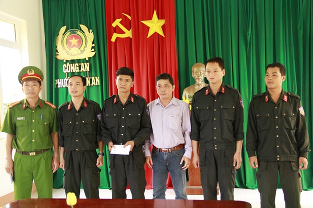 Khống chế con tin 6 giờ vì muốn... tự tử bằng súng - 2 Thưởng nóng các đơn vị tham gia giải cứu con tin